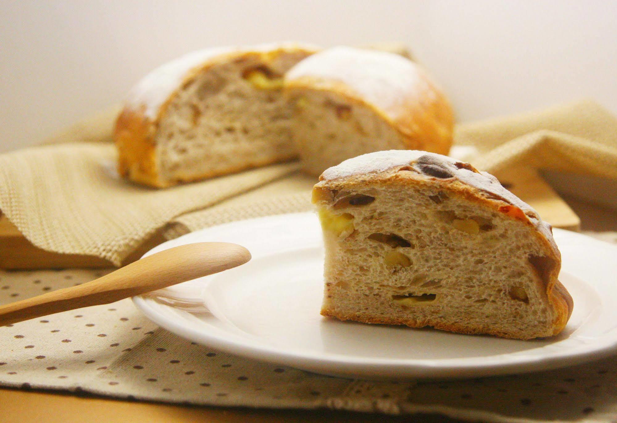 Ambassador Hotel Καοσιούνγκ Εξωτερικό φωτογραφία The photo shows a slice of bread placed on a white plate, revealing its soft, textured interior and bits of dried fruit or nuts within. In the background, there’s a whole round loaf of the same bread, which appears golden and slightly shiny on the cr