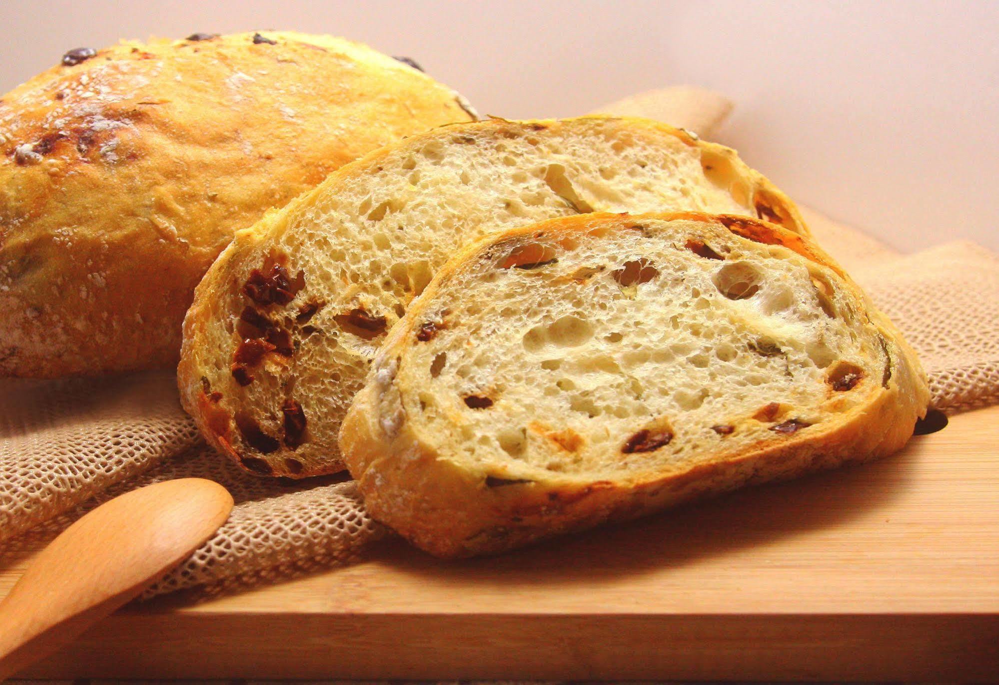 Ambassador Hotel Καοσιούνγκ Εξωτερικό φωτογραφία The photo displays a loaf of bread that has been partially sliced. The bread has a golden-brown crust and a soft, airy interior. It appears to contain bits of fruit or nuts, evident from the darker spots within the slices. The bread is presented on a
